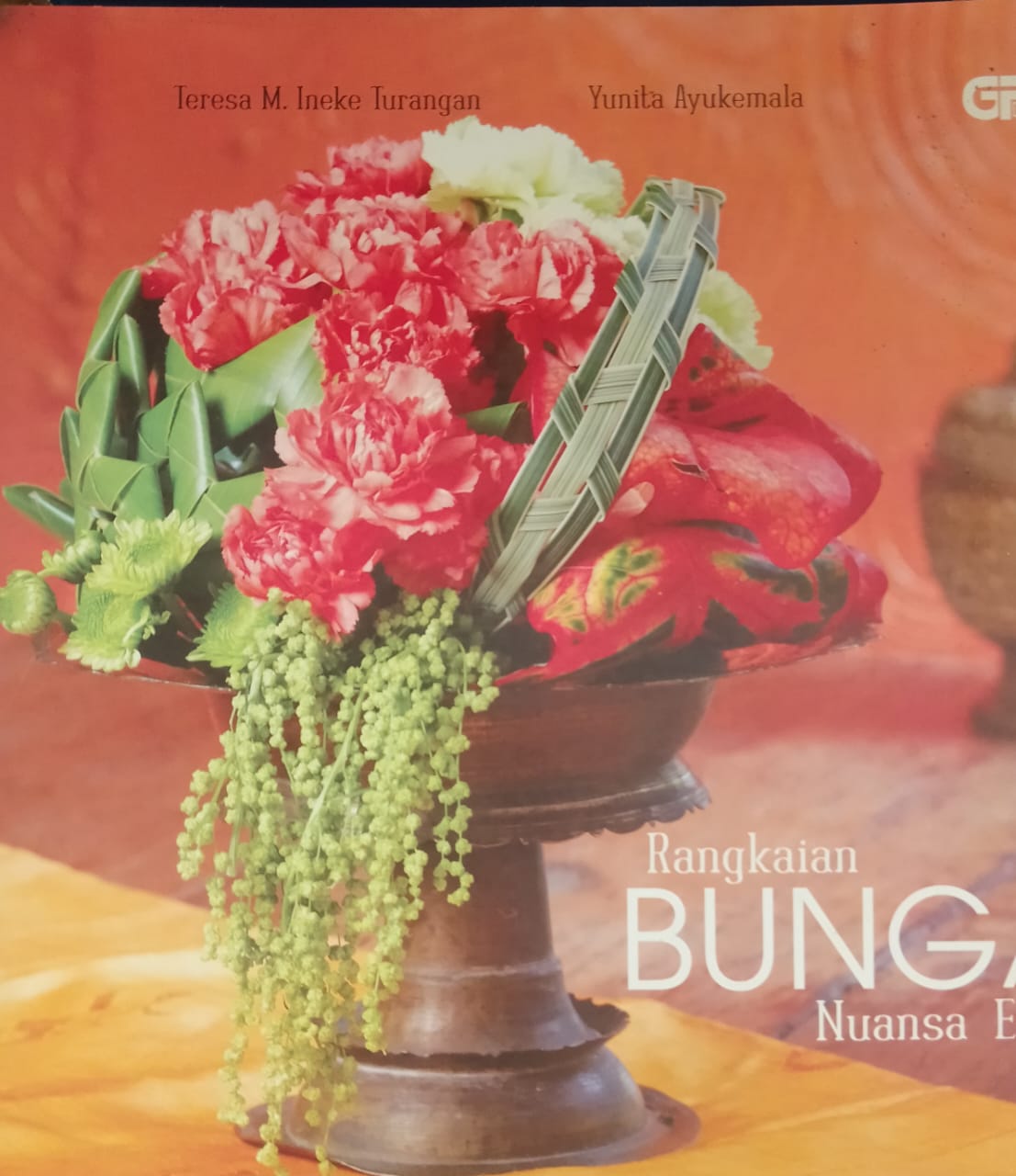 Rangkaian Bunga Nuansa Etnik